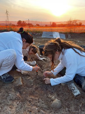 studenti all'opera negli scavi archeologici