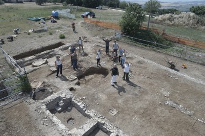 studenti all'opera negli scavi archeologici