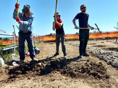 studenti all'opera negli scavi archeologici